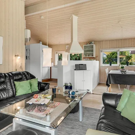 Awesome Home In Ebeltoft With Kitchen Nyaraló